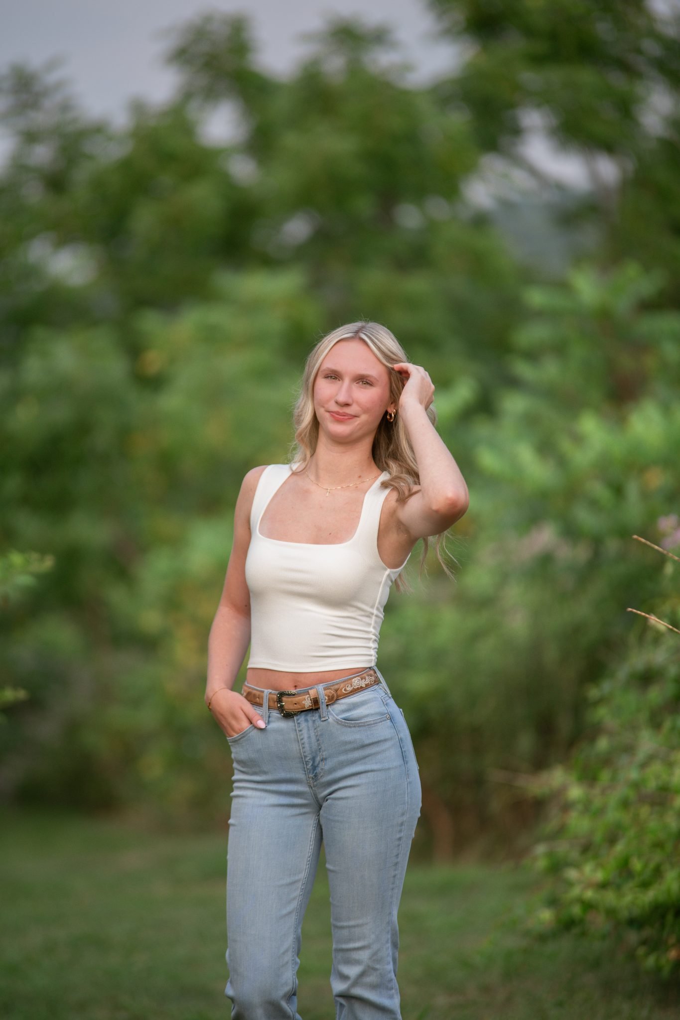 Senior pictures in Lancaster County PA, Ephrata High School senior in a white top and jeans